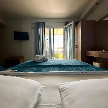 Crystal Blue Apartment *