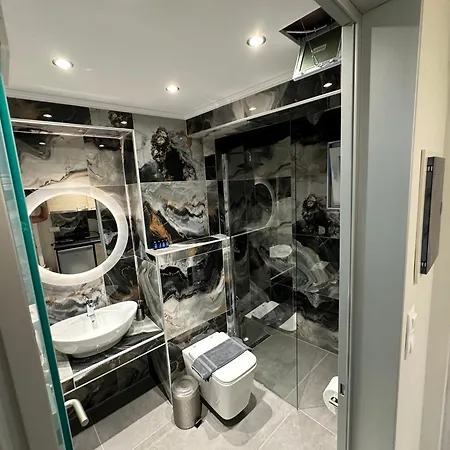Crystal Blue Apartment Potos