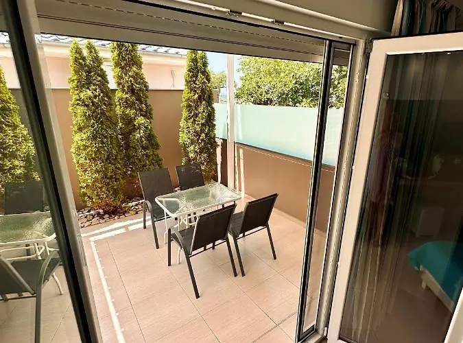 Crystal Blue Daire *