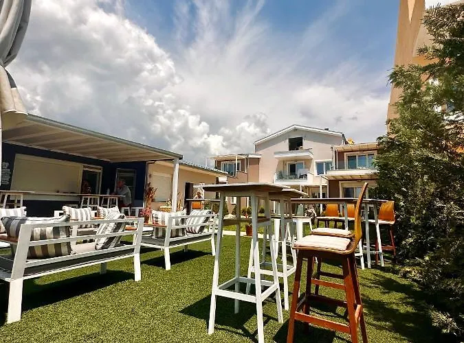 Crystal Blue Daire Potos