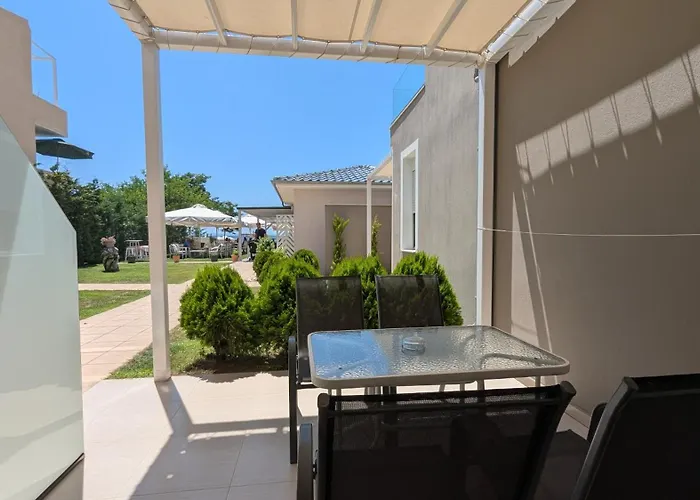 Crystal Blue Daire Potos